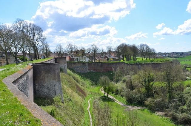 Remparts de Montreuil-sur-Mer proche de : Camping des Carrières et Nature