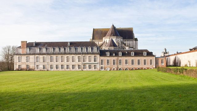Abbatiale de Saint-Riquier proche de : Camping de La Motte